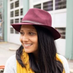 Sunday Afternoons Tessa Hat -Sunday Afternoons tessa hat burgundy female fw20 2500px
